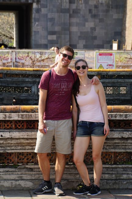 Caro und Markus vor dem Haupteingang zur Zitadelle