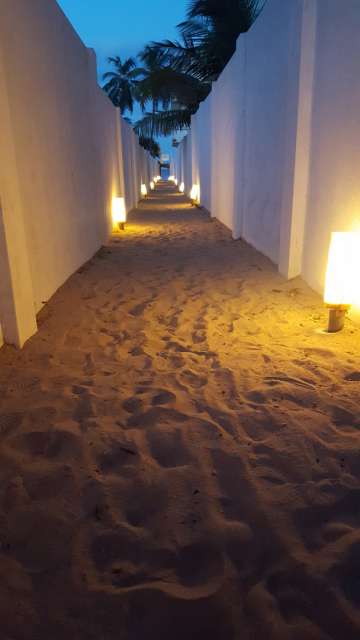 my hotel in Uppveli: the way to the beach 