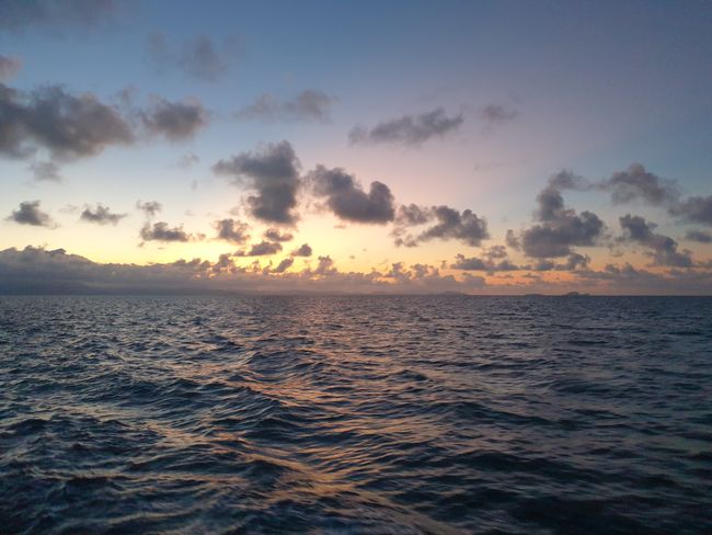 Sonnenuntergang vom Segelboot aus