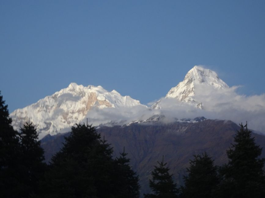 Annapurna (8091m) im Hintergrund, erscheint kleiner als Annapurna 2 im Vordergrund, am Abend 