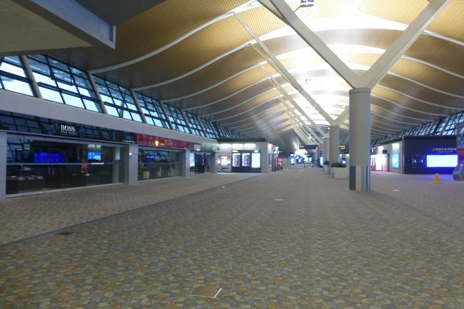 Der Flughafen ist wie leergefegt und nahezu alle Läden sind zu.
