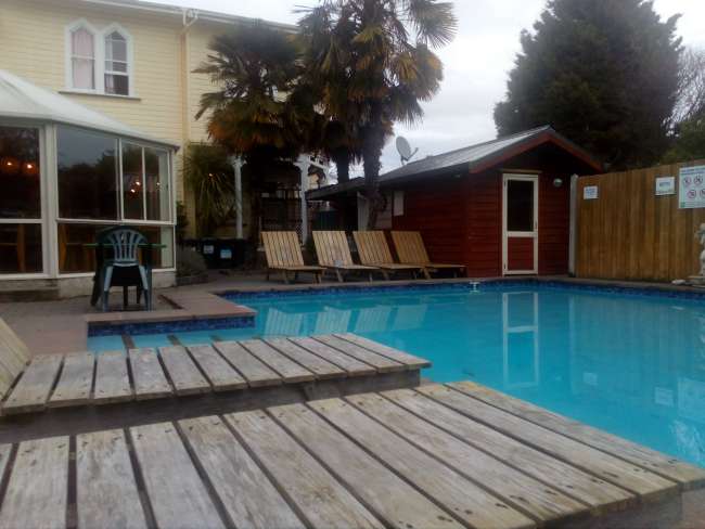 der Pool des Hostels (momentan leider zu kalt um reinzuspringen, im Sommer habe ich schon Leute mit Slagline darueber laufen sehen)
