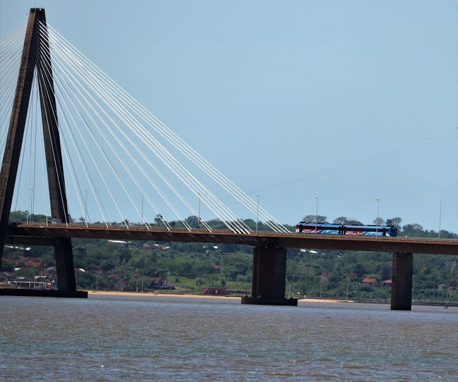 die Brücke über den Rio Paraná mit Zug