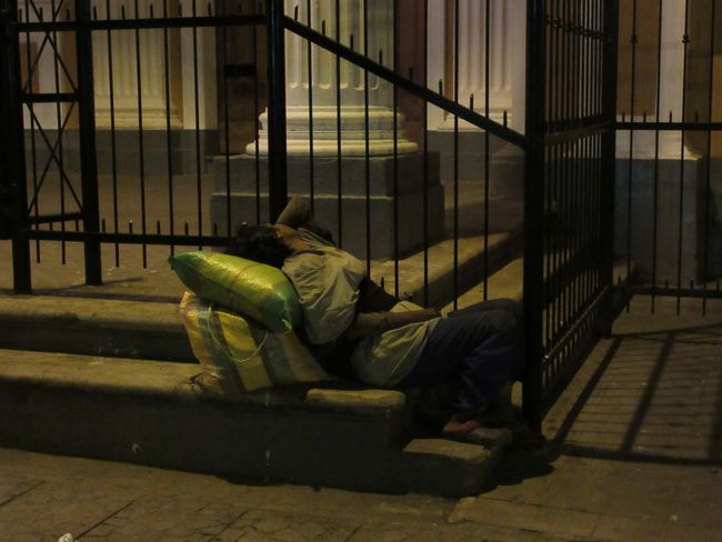 Obdachlose Frau vor der Kathedrale
