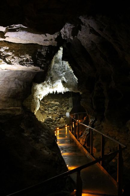 Weg durch Höhle