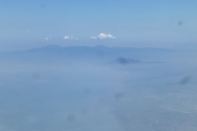 Es lag eine Mischung aus Nebel und Smog über Taiwan, aber die Berge hat man immer noch gesehen.