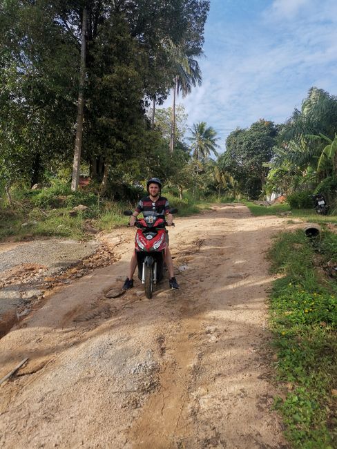 Returning the scooter and back to the paved road... The path looked good here, 😂.