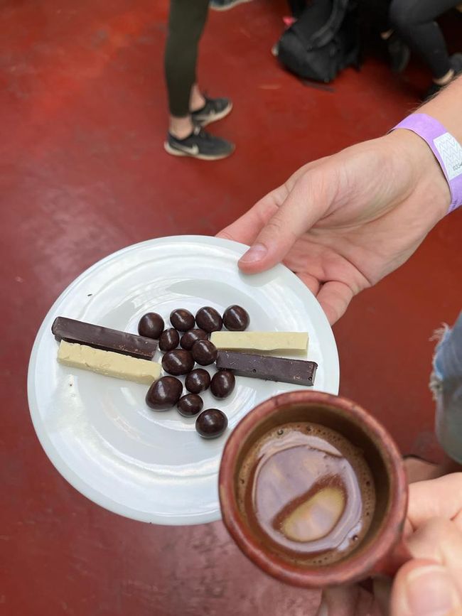 selbstgemachter Kakao, Schokolade und Kaffeebohnen in Schokolade zum Probieren