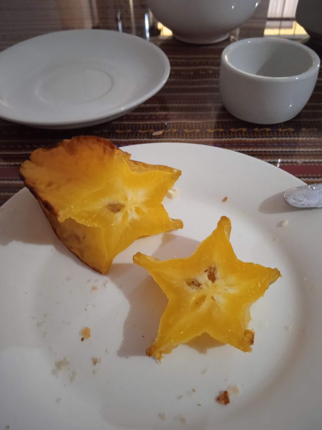 Comida del Dia: Carambola/Starfruit, decorative but too sour for me