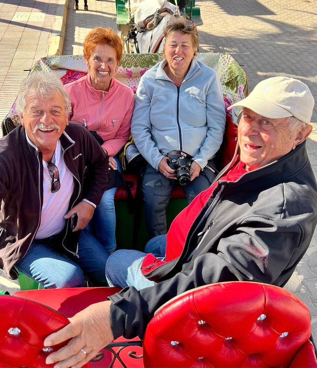 Volker, Ute, Renate, and Gerd (from left) are looking forward to the carriage ride.