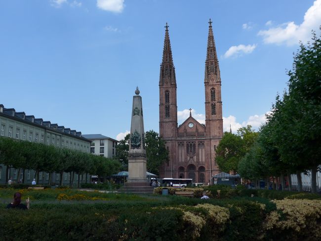 Luisenplatz mit Bonifatiuskirche