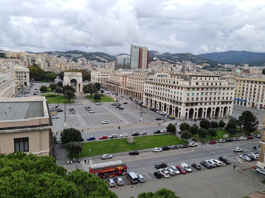 Blick vom Parkplatz auf den Piazza della Victoria