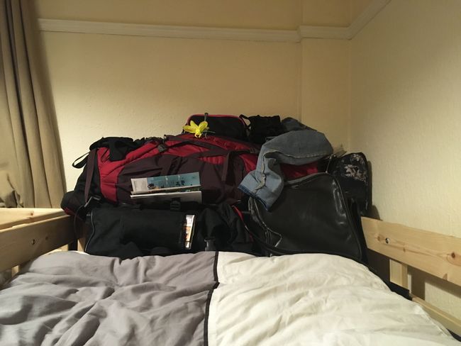 Das Zimmer im Hostel war leider so klein, dass ich mein Gepäck am Fußende des Bettes bunkern musste.😅 