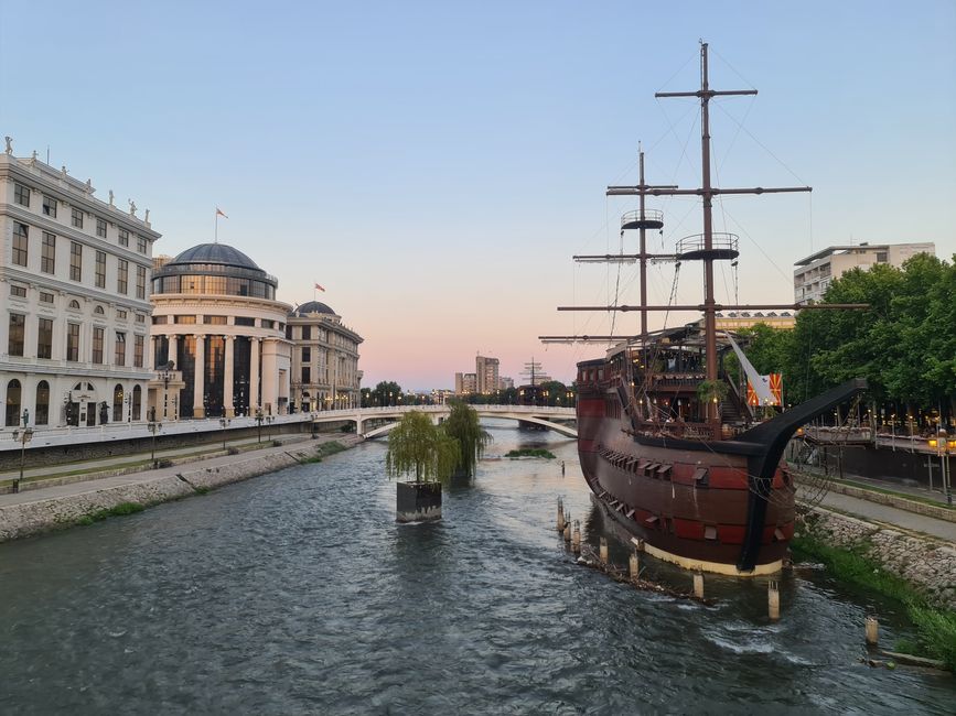 Ein großes Segelboot darf in der Hauptstadt des Binnenlandes natürlich auch nicht fehlen. 