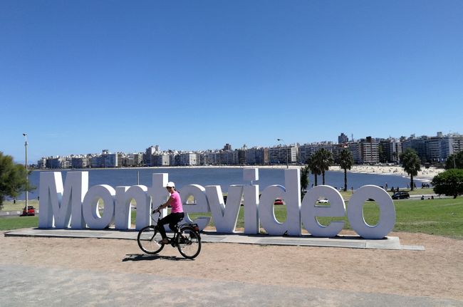 Montevideo liegt direkt am Meer und hat zahlreiche Sandstrände, die man mit dem Velo abklappern kann.