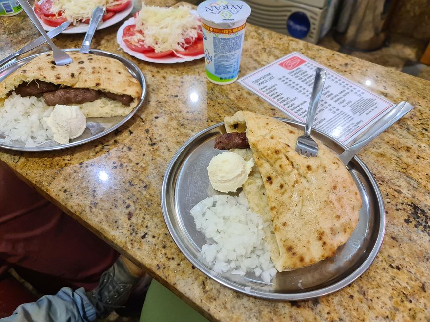 Cevapi an jeder Ecke.