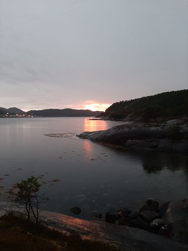 Sonne spiegelt sich in Fjord