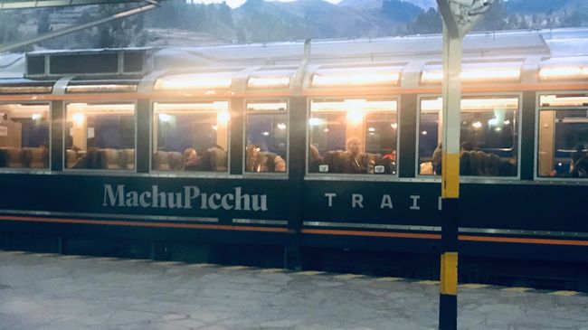 यदा भवन्तः कुत्रापि न दृश्यमानस्य मध्ये मार्गदर्शकेन सह एकान्ते रोलिंग रेलयानात् अवतरन्ति तदा मजा भवति🙈🙈 एकः एव रेलयानस्य सवारी एकः अनुभवः आसीत्!(MachuPicchu Peru Rail) माचू पिच्चू इत्यस्य मार्गे उरुबाम्बा उपत्यकायां हार्ड इन्का ट्रेल भ्रमणम्! प्रायः ३००० मीटर् ऊर्ध्वतायां इन्का-जनानाम् प्राचीनपदपदेषु अतीव खड्गेषु कठिनेषु च मार्गेषु एकः भयानकः अनुभवः! ६ घण्टाभ्यः अधिकं कालस्य अनन्तरं प्रायः ११०० मीटर् ऊर्ध्वतायाः अनन्तरं "SunGate" मार्गेण विश्वस्य सप्तचमत्कारेषु एकस्य कृते आकांक्षितं दृश्यम्! अवर्णनीयम्!स्वेदस्य प्रत्येकं बिन्दुः अस्य पदयात्रायाः योग्यः आसीत्! एक्वास् कैलिन्टेस् इत्यस्मात् अभिवादनम्! सोडेले अधुना अस्माकं माचू पिचू साहसिकस्य गम्यमानानि चित्राणि... अद्य वयं सम्पूर्णस्य परिसरस्य उत्तमं दृश्यं प्राप्तुं सांसदस्य स्थानीयपर्वतम् आरुह्य! अण्टरलैण्ड्-देशस्य होफेमर-पर्वतबकः, प्याक्-गदः च तस्मिन् सम्यक् निपुणतां प्राप्तवन्तः!इदं मूल्यवान् आसीत्!