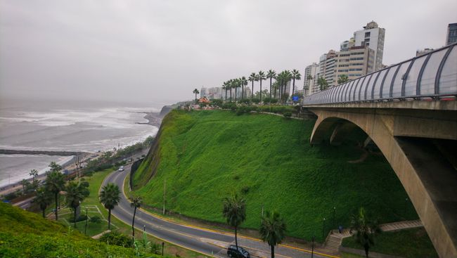 Dann war ich auch schon in Lima. Schneller als gedacht. In Miraflores direkt am Meer sieht es zu der Jahreszeit meist so aus.