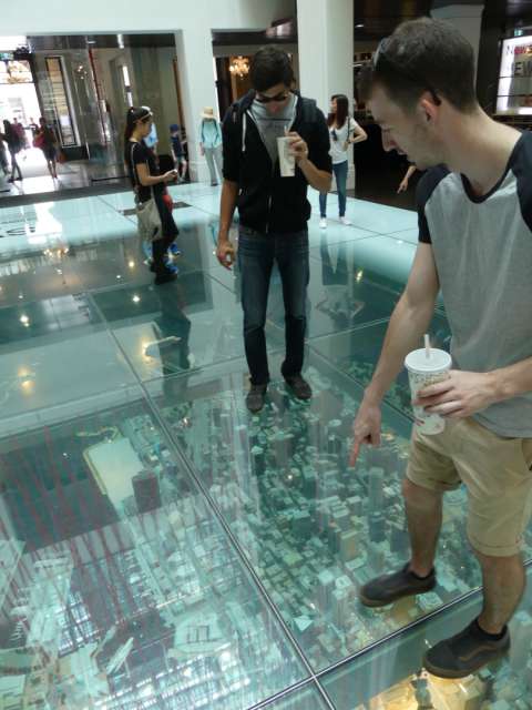 Patrick erkärt das Stadtmodell unterm Glasboden