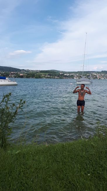 Swim in the cold water at lake of Zurich✌✌✌