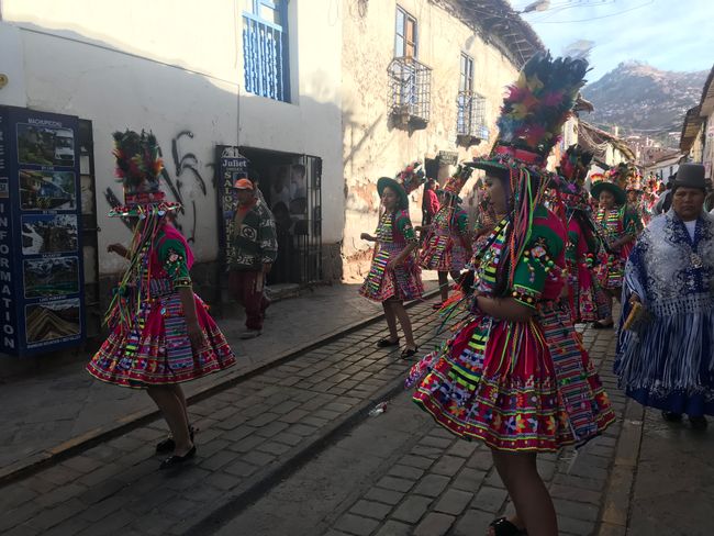 1.Tag in Cusco (Machu Picchu)... Wir sind heute mit dem Nachtbus über die Anden heil in Cusco angekommen! Da muss man nach Peru um mit dem best ausgestatteten Reisebus „ever“ zu fahren! Das war ein Erlebnis...👍Und wer mal seine Nase mit verschiedensten Düften strapazieren möchte, dem empfehlen wir die Markthalle „SanPedro“!Da ist für jeden was dabei😂😂🙈🦅🐍🦂🐥🐢🐸🐰🦟🐟🦇🐌🐷🐽🐔🐏🐂🐿🐓🐁