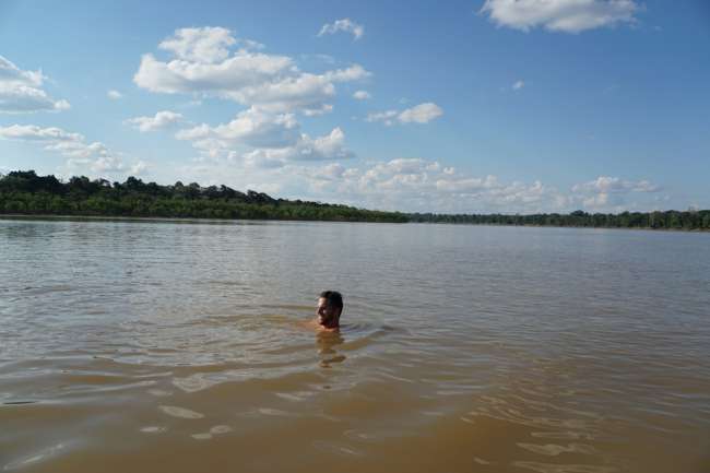 Mal im Amazonas geschwommen, check! Der Guide meinte, dass in der Nähe der dort lebenden rosa Delfine keine Piranhas und Krokos sind, naja....