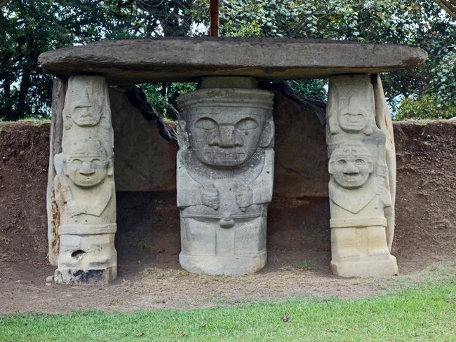 Entrance to a burial mound: a vampire (science believes it to be a 'jaguar shaman') and two guardians