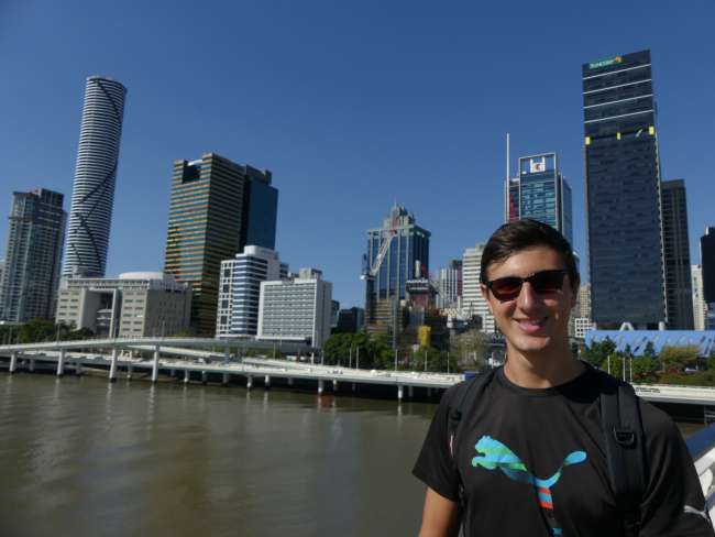 Andi mit Brisbanes Skyline