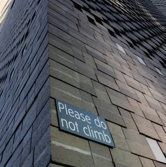An der Außenfassade des Tate Modern darf nicht geklettert werden 