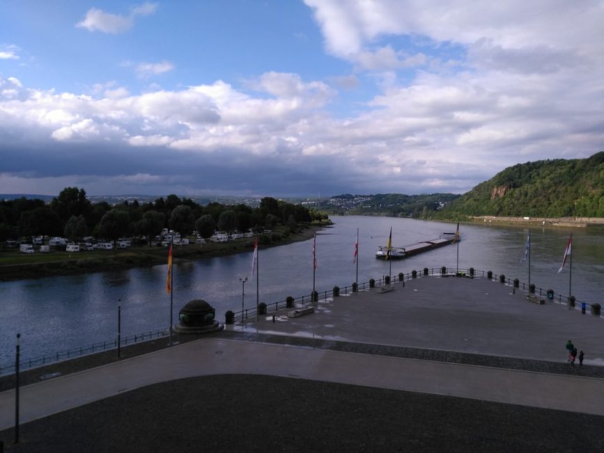 Die Mosel mündet in den Rhein.