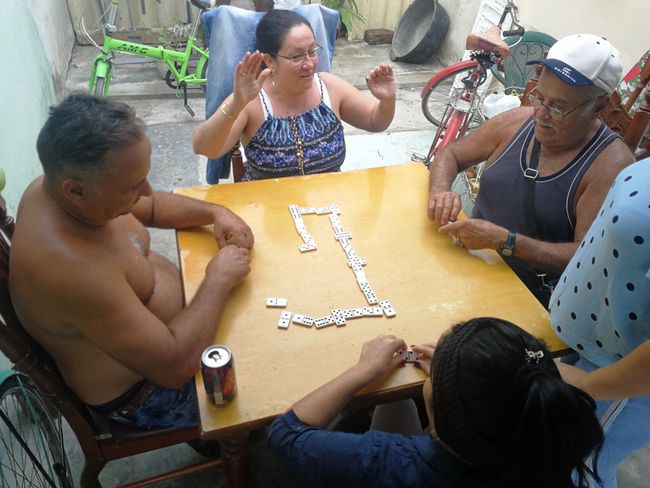 …während Yumis Familie jede freie Minute zum Domino spielen nutzt.