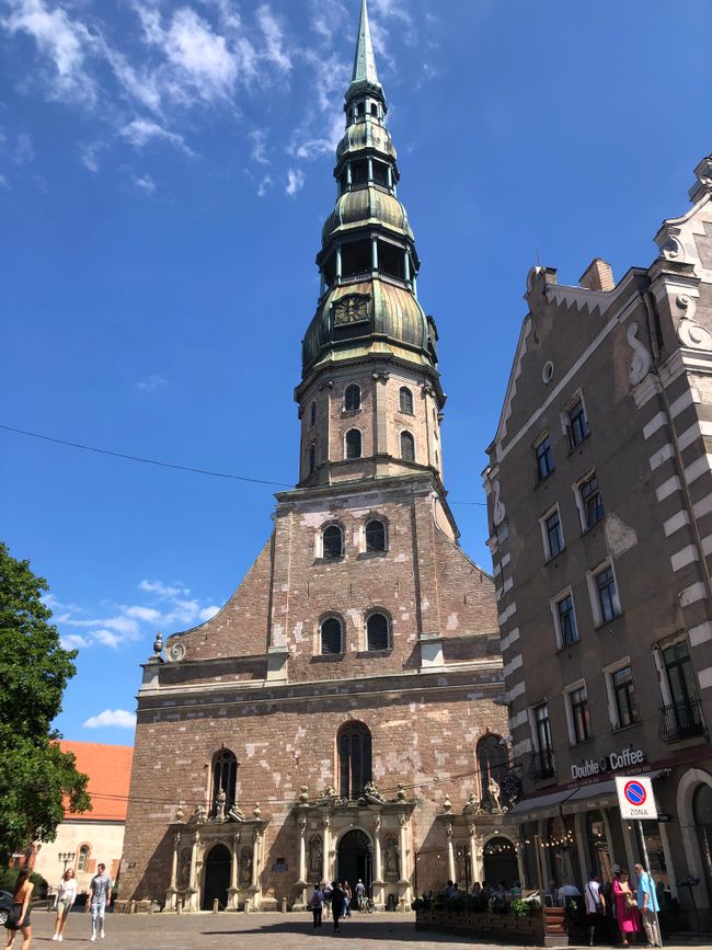 Die Petrikirche mit ihrem hohen Turm