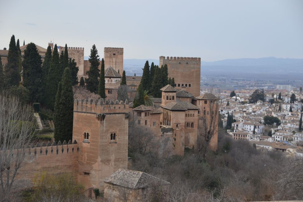 Blick vom Sommerpalast auf die Alhambra