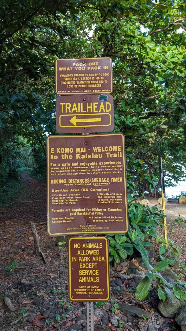 Start des Kalalau Trails mit Hinweisschildern