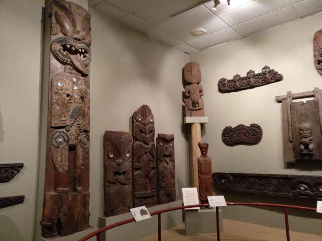 Maori Holzschnitzereien 