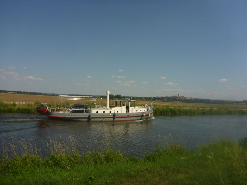 Melnik မှ Vltava နှင့် Labe ၏မြစ်ဆုံအထိကြည့်ပါ။