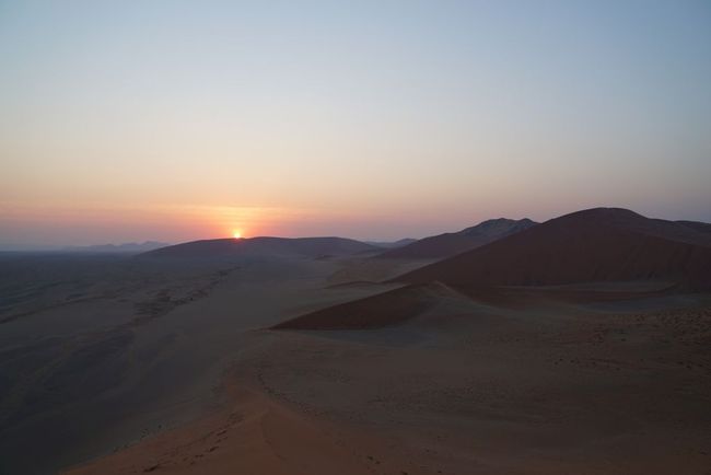 Sonnenaufgang über den Dünen in der Wüste Namib