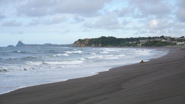 Oakura Beach mit schwarzem Vulkansand