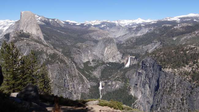 View from 'Glacier Point' into the valley of Yosemite National Park