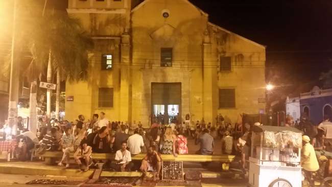 Der plaza Trinidad in Cartagena. In der Kirche Gottesdienst.Vorne Treffpunkt für Jeden