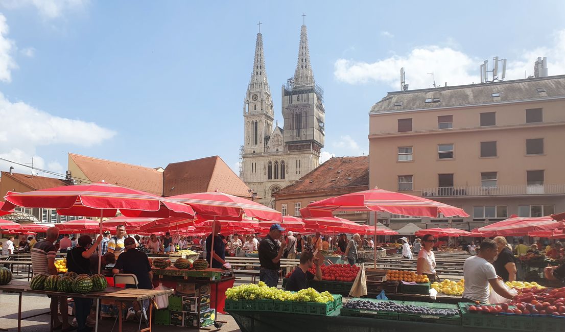 Noch ein Markt, diesmal mit Blick auf die Kathedrale
