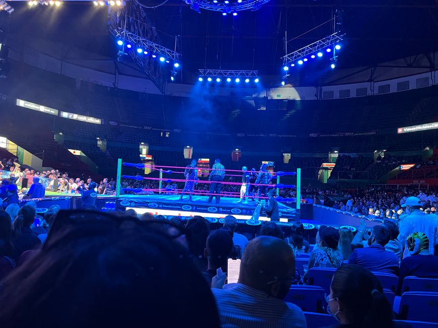 Lucha Libre Nacht in der Arena Mexico