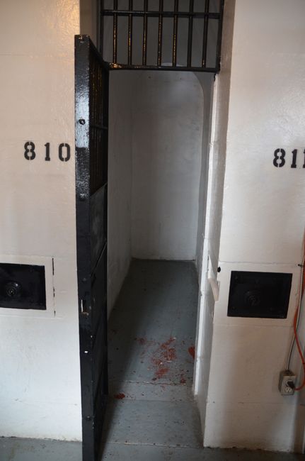 Original-Zelle. Eigentliche für eine Person, in der Regel waren hier 3-4 Gefangene untergebracht. Bett oder so gab es nicht