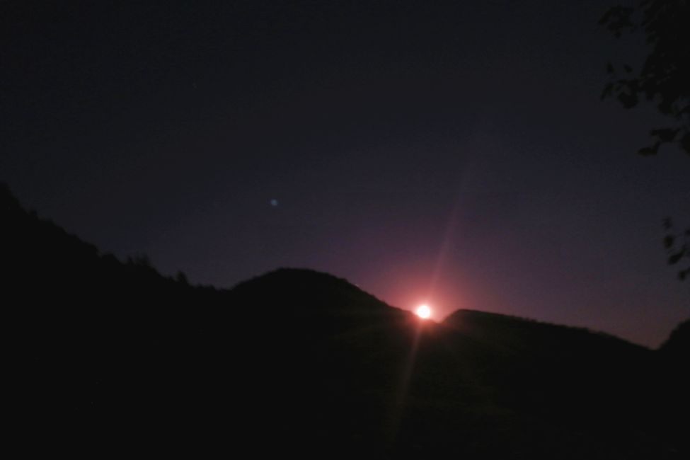 Sieht aus wie die Sonne, aber es war der Mond, der hinter den Bergen aufging 😍