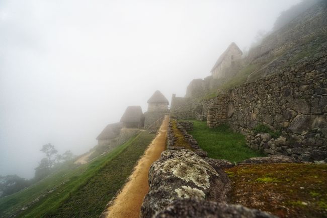Durch den Nebel Richtung Huayna Picchu