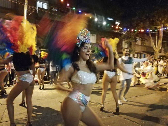 Wesentlich anstrengender als Velofahren ist eine Teilnahme an Montevideos Karneval – vor allem, weil er 6 Wochen lang dauert.