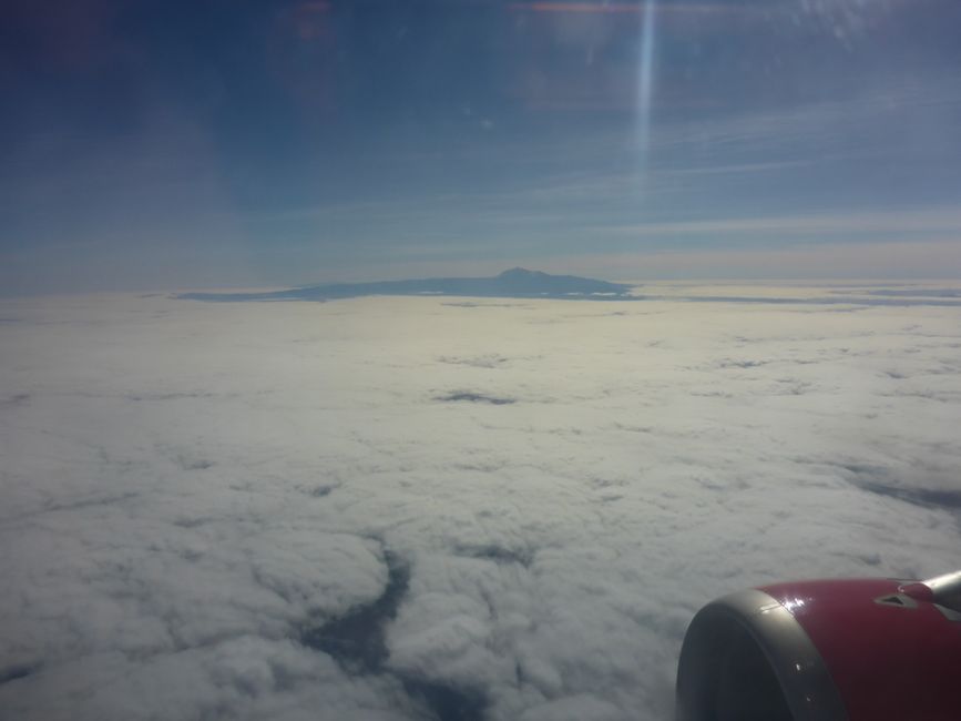 Der Teide auf Tenerifa guck zum Abschied durch die Wolken