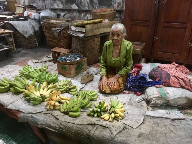 Die 98-jährige Bananen-Verkäuferin auf dem Kotagede Markt, Yogyakarta