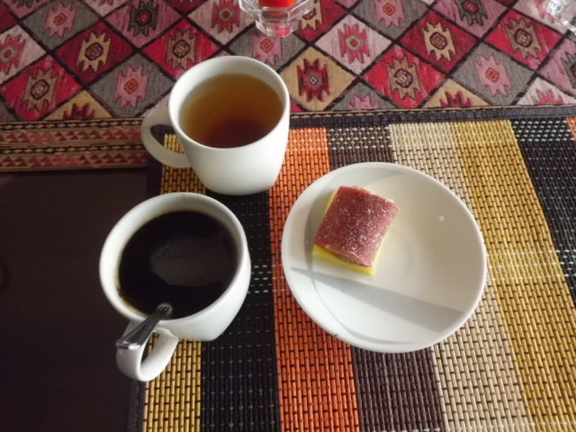 Dessert_A piece of cheese with pure sugar, tea and coffee